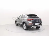 Usado VW T-Roc 150 CV (110 kW) 2025 Gris / plata SUV