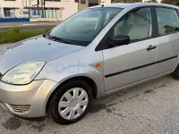 Usado Ford Fiesta Trend 80 CV (58 kW) 2004 Gris / plata Utilitario