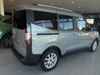 Usado Ford Tourneo Courier Titanium 125 CV (91 kW) 2025 Gris / plata Monovolumen