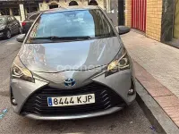 Usado Toyota Yaris Hybrid Active 100 CV (73 kW) 2018 Gris / plata Berlina