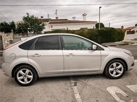 Usado Ford Focus Trend 90 CV (66 kW) 2009 Gris / plata Berlina