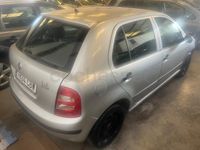 Usado Skoda Fabia 60 CV (44 kW) 2003 Gris / plata Berlina