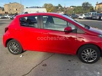 Usado Toyota Yaris Active 99 CV (72 kW) 2016 Rojo Berlina