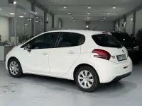 Usado Peugeot 208 75 CV (55 kW) 2018 Blanco Utilitario