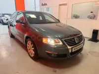 Usado VW Passat Highline 140 CV (102 kW) 2009 Gris / plata Berlina