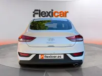 Usado Hyundai i30 120 CV (88 kW) 2022 Blanco Berlina