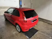 Usado Ford Fiesta Sport 90 CV (66 kW) 2007 Rojo Utilitario