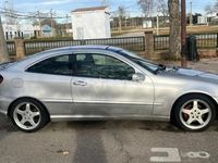 Usado Mercedes C220 143 CV (105 kW) 2004 Gris / plata Berlina