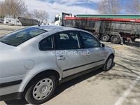 Usado VW Passat 90 CV (66 kW) 1996 Gris / plata Berlina