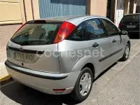 Usado Ford Focus Trend 100 CV (73 kW) 2002 Gris / plata Berlina