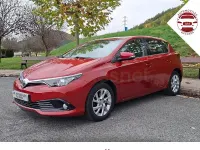 Usado Toyota Auris Active 116 CV (85 kW) 2015 Granate Berlina
