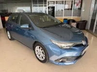 Usado Toyota Auris Hybrid Active 136 CV (100 kW) 2018 Azul Berlina