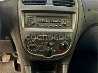 Usado Peugeot 206 75 CV (55 kW) 2003 Rojo Familiar