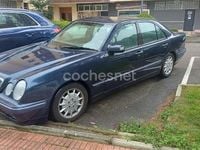 Usado Mercedes E270 Elegance 170 CV (125 kW) 2000 Azul Berlina