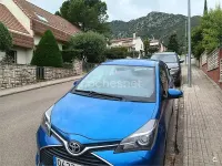 Usado Toyota Yaris Active 90 CV (66 kW) 2015 Azul Utilitario
