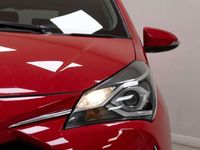 Używany Toyota Yaris 111 KM (81 kW) 2019 Czerwony Sedan/Limuzyna