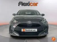 Usado Toyota Yaris 72 CV (52 kW) 2023 Gris Utilitario