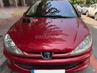 Usado Peugeot 206 75 CV (55 kW) 2002 Rojo Berlina