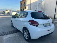 Usado Peugeot 208 Allure 99 CV (72 kW) 2015 Blanco Utilitario