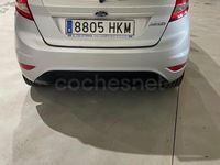 Usado Ford Fiesta Trend 70 CV (51 kW) 2012 Gris / plata Utilitario