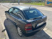 Usado Opel Astra Edition 100 CV (73 kW) 2004 Negro Berlina