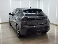 Usado Peugeot 208 Allure 100 CV (73 kW) 2023 Gris / plata Utilitario