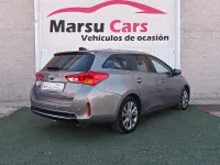 Usado Toyota Auris Hybrid Advance 136 CV (100 kW) 2015 Gris / plata Familiar