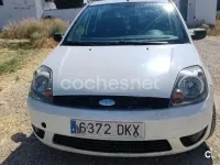 Usado Ford Fiesta Ghia 68 CV (50 kW) 2005 Blanco Utilitario