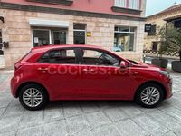 Usado Kia Rio 84 CV (61 kW) 2022 Rojo Berlina