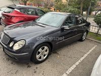 Usado Mercedes E220 Elegance 143 CV (105 kW) 2002 Gris / plata Berlina