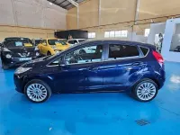 Usado Ford Fiesta Titanium 97 CV (71 kW) 2011 Azul Utilitario