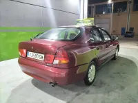 Usado Mitsubishi Carisma 100 CV (73 kW) 1999 Granate Berlina