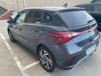 Usado Hyundai i20 100 CV (73 kW) 2025 Gris Utilitario