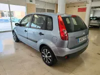 Usado Ford Fiesta Ghia 80 CV (58 kW) 2006 Azul Utilitario