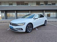 Usado VW Passat Executive 150 CV (110 kW) 2022 Blanco Familiar