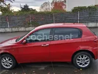 Usado Alfa Romeo 147 Distinctive 105 CV (77 kW) 2004 Rojo Utilitario
