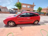 Usado Ford Focus Trend 109 CV (80 kW) 2003 Rojo Berlina