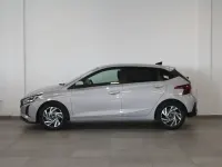Usado Hyundai i20 101 CV (74 kW) 2024 Gris / plata Berlina