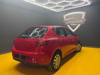 Usado Seat Ibiza Reference 90 CV (66 kW) 2012 Rojo Berlina
