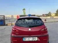 Usado Alfa Romeo 147 Progression 140 CV (102 kW) 2004 Rojo Utilitario