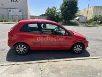 Usado Ford Fiesta Trend 80 CV (58 kW) 2006 Rojo Utilitario