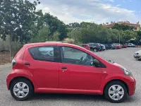 Usado Toyota Aygo Live 68 CV (50 kW) 2010 Rojo Utilitario