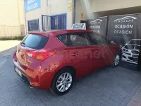 Usado Toyota Auris Active 132 CV (97 kW) 2015 Granate Berlina