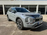 Usado Mitsubishi Outlander P-HEV 306 CV (225 kW) 2025 Gris / plata SUV