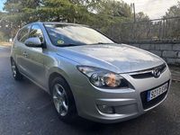 Usado Hyundai i30 Comfort 90 HP (66 kW) 2010 Cinzento Sedan