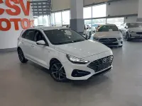 Usado Hyundai i30 120 CV (88 kW) 2023 Blanco Berlina