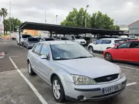 Usado Ford Mondeo Ghia 170 CV (125 kW) 2001 Gris / plata Berlina