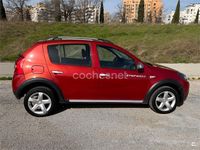 Usado Dacia Sandero Stepway 90 HP (66 kW) 2012 Vermelho Sedan