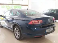 Usado VW Passat Executive 150 CV (110 kW) 2021 Azul Berlina