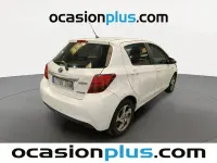 Usado Toyota Yaris Hybrid Active 100 CV (73 kW) 2014 Blanco Berlina